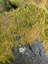 Load image into Gallery viewer, Darling Daisy Necklace
